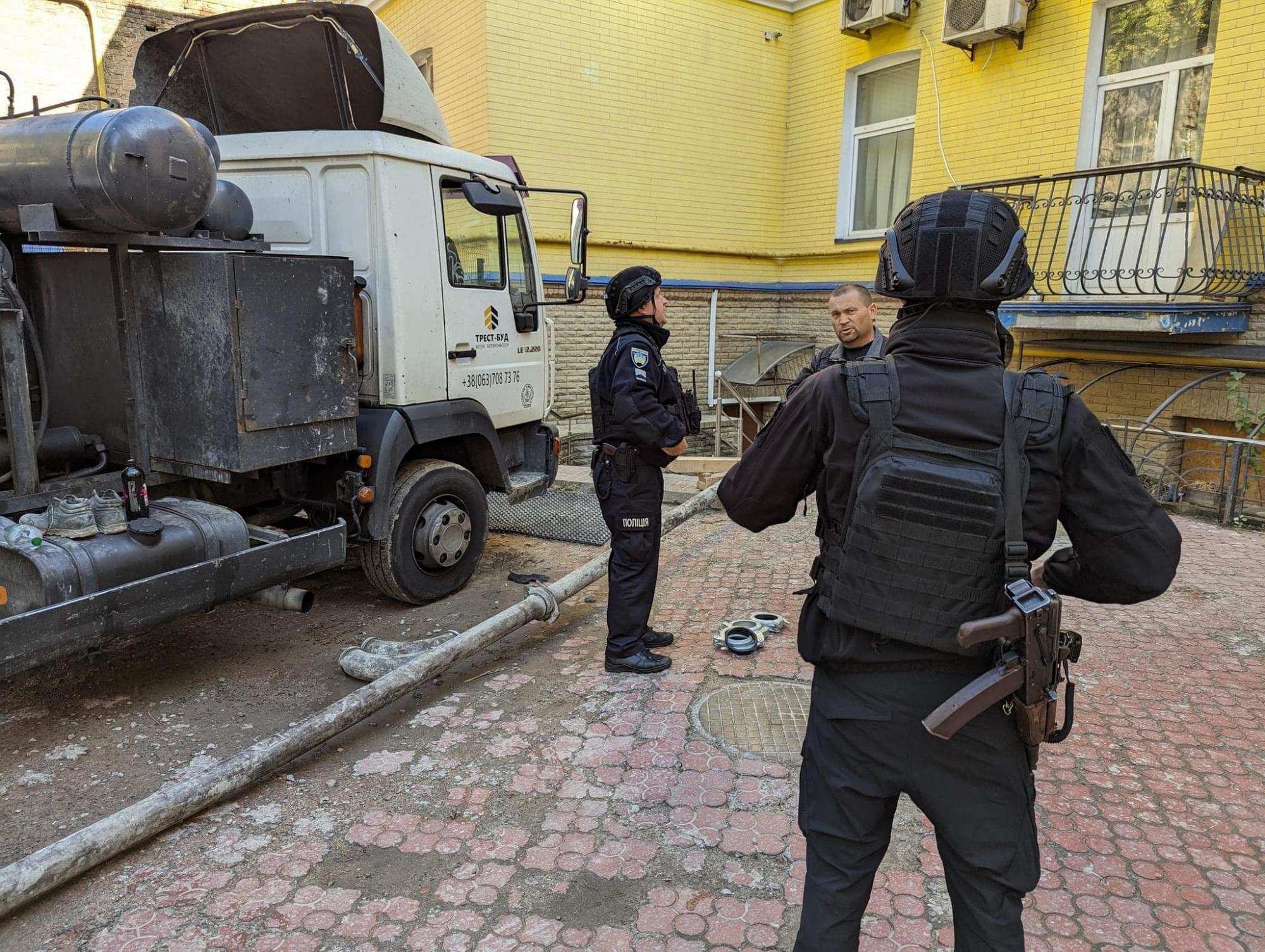 На Крещатике незаконно разбирают памятник архитектуры XIX века (фото)