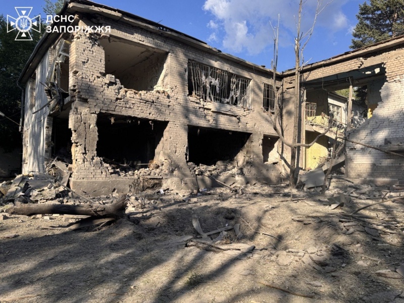 Russia bombs residential areas in Zaporizhzhia of Ukraine, killing and injuring civilians