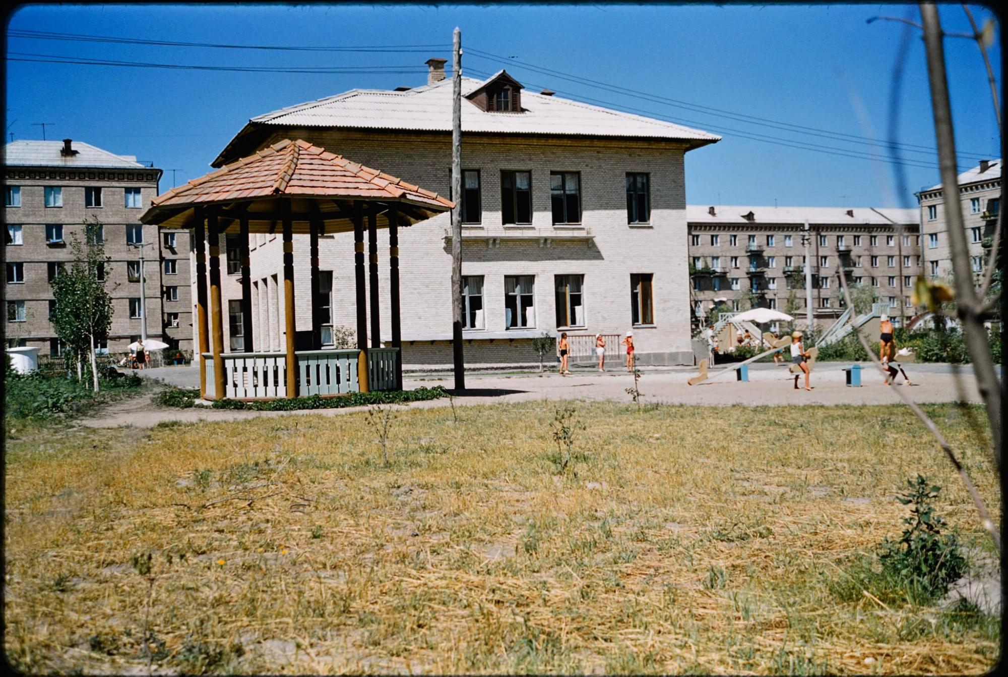 Смотрите, как 70 лет назад выглядел первый жилой массив Киева (фото)