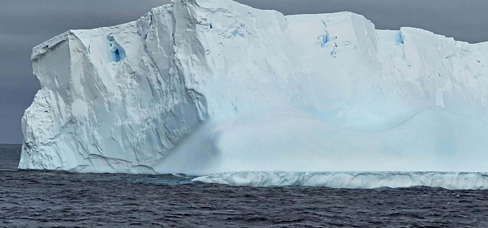 Ukrainian polar explorers show huge iceberg in the Antarctic: Incredible photos