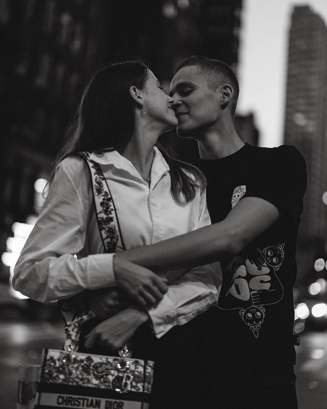 Массивное пальто и приталенное платье. Магучих показала стильный &quot;лук&quot; на осень (фото)