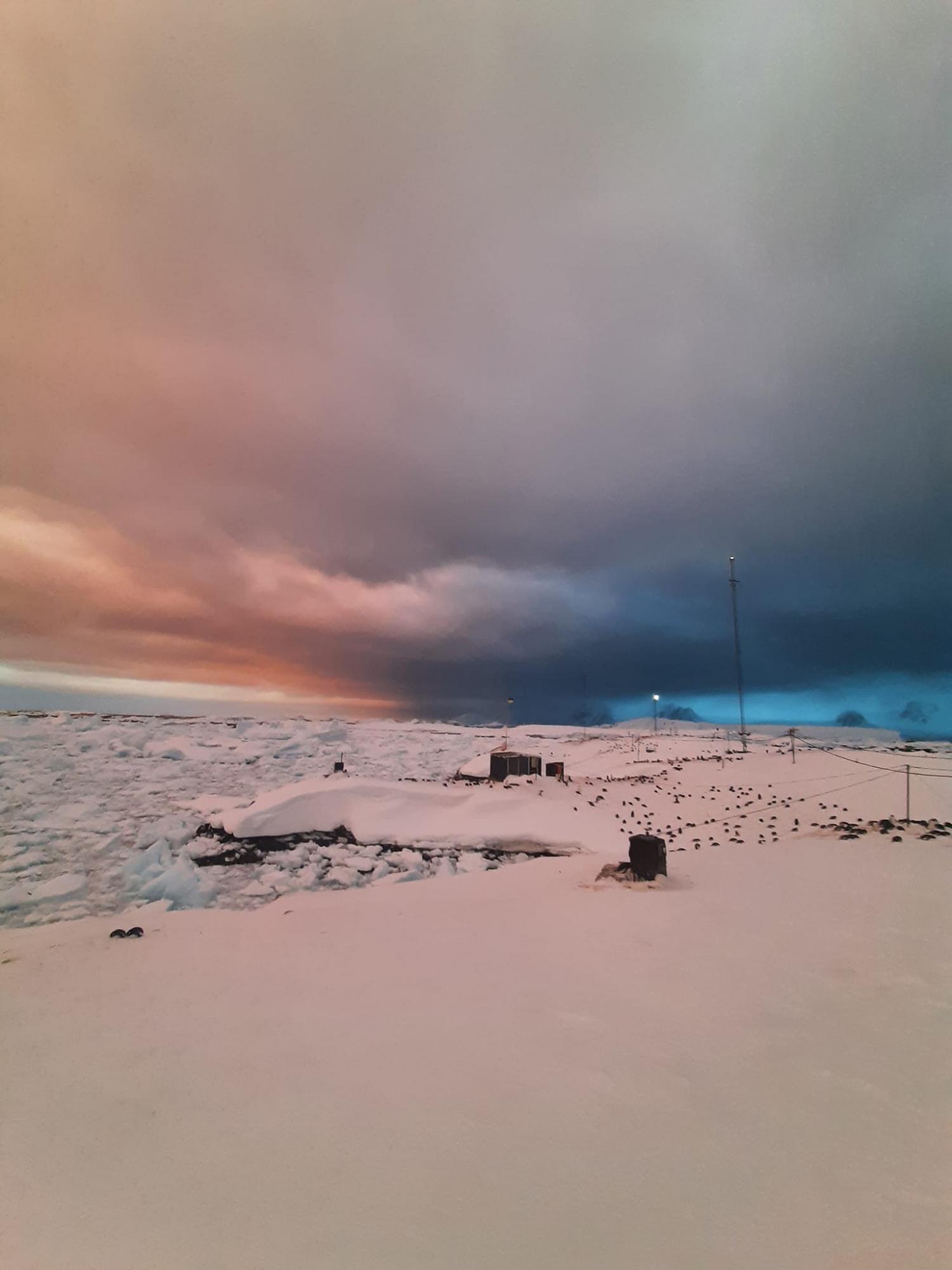 Українські полярники показали казковий світанок в Антарктиді: неймовірні фото