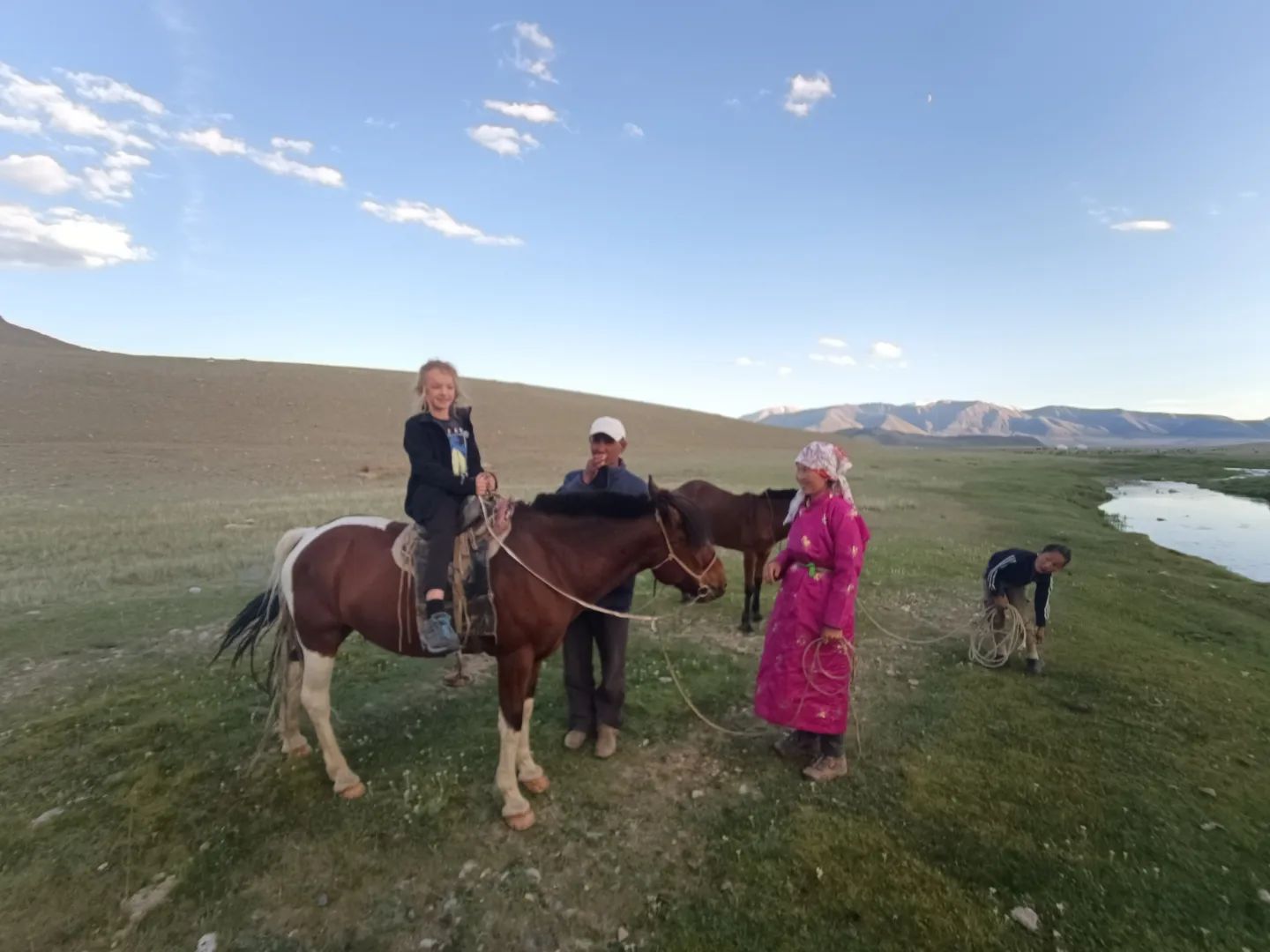 Four-year-old girl conquered Everest without help - Photos
