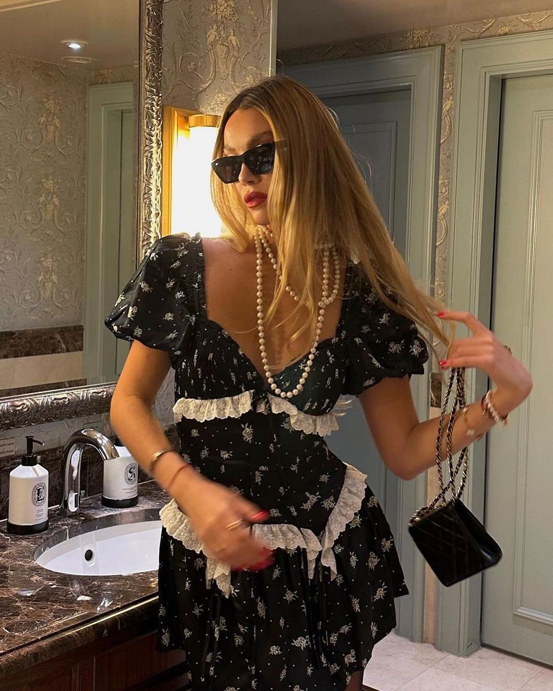 Сочетается с любым образом: стилист показала ожерелье, которое снова вернулось в моду