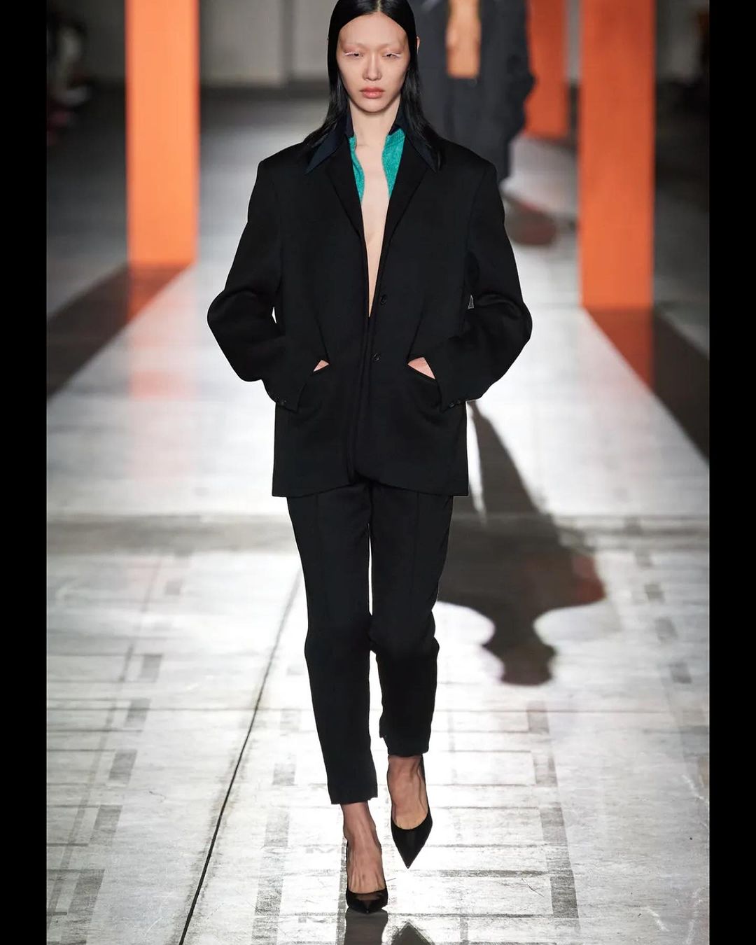 Без них никуда: стилист показала стильные варианты брюк (фото)