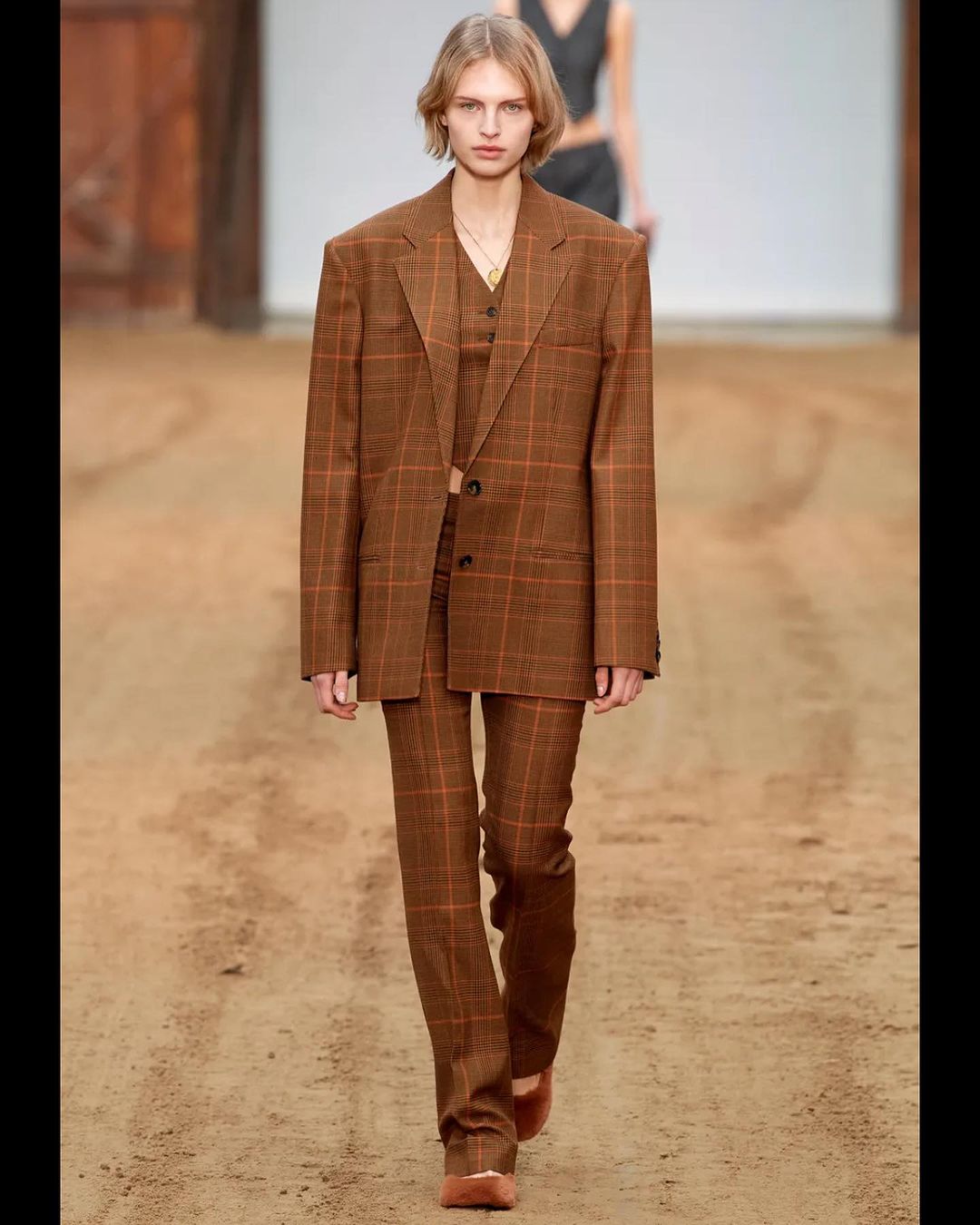 Без них никуда: стилист показала стильные варианты брюк (фото)