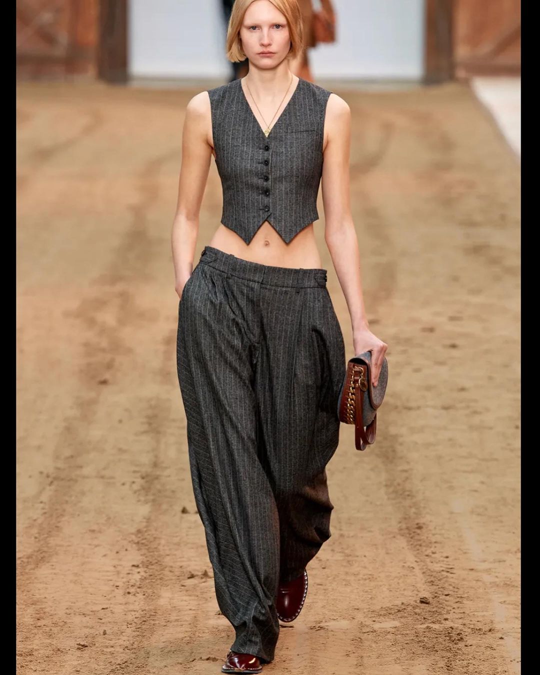 Без них никуда: стилист показала стильные варианты брюк (фото)