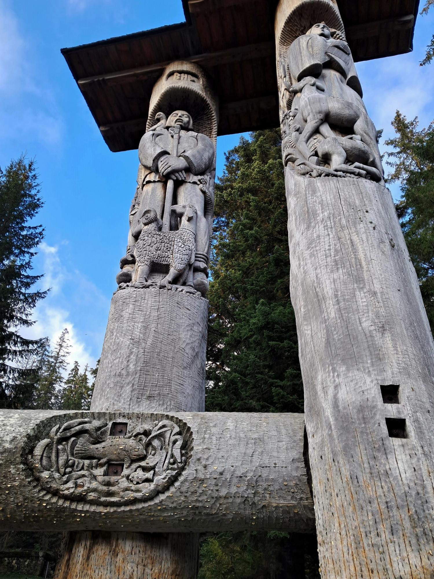 Різнобарвне листя вкрило дерева: як виглядають Карпати та озеро Синевир восени (фото)