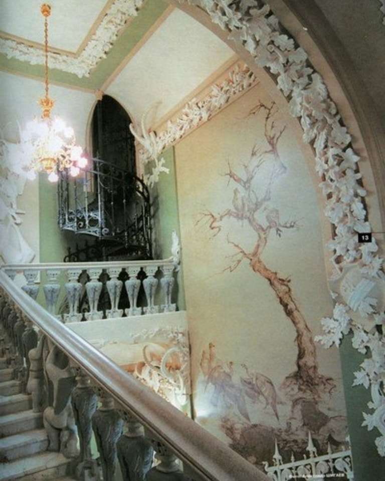 Не менее фантастический, чем снаружи. Смотрите, как выглядит дом с химерами внутри (фото)