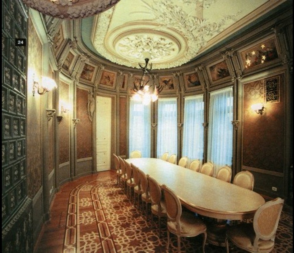 Не менее фантастический, чем снаружи. Смотрите, как выглядит дом с химерами внутри (фото)