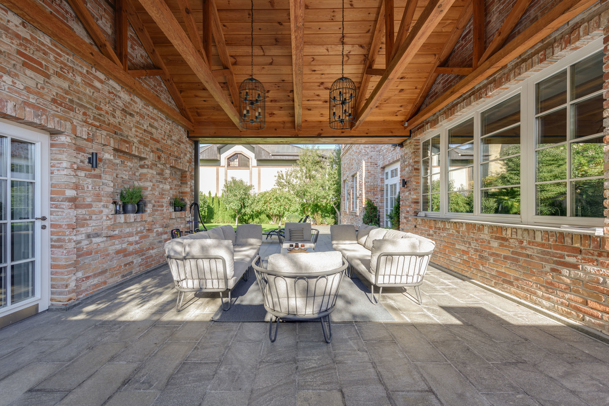 Царский кирпич и американский стиль. В Киеве сдают дом более чем за миллион гривен! (фото)