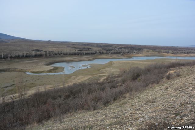 Води немає, а риба клює. В якому стані найбільше та найважливіше водосховище Криму (фото)