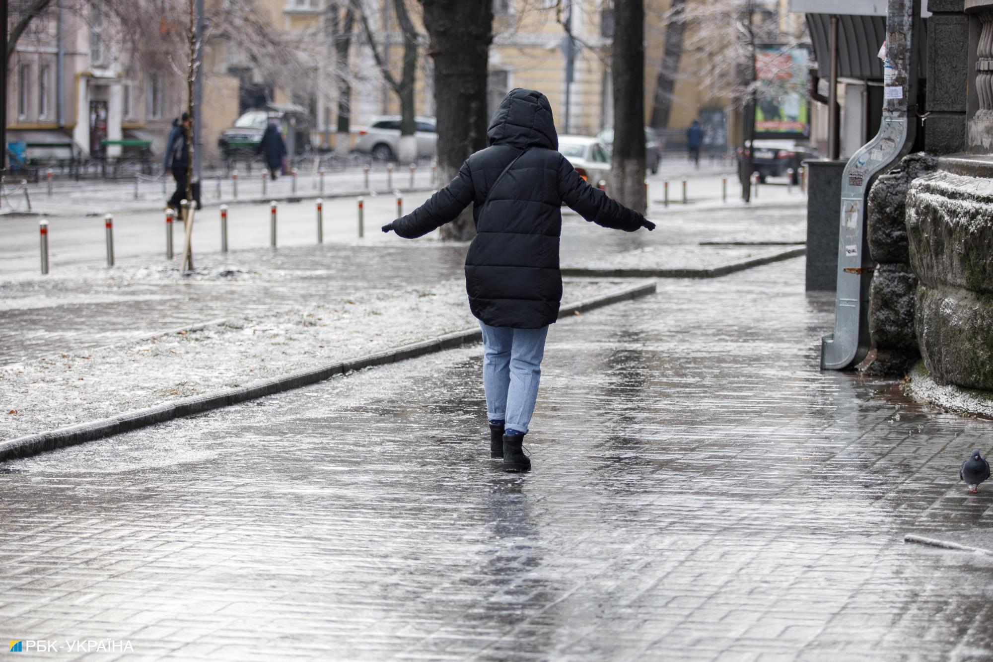 Гололед на улице: как правильно передвигаться и спастись от трамв