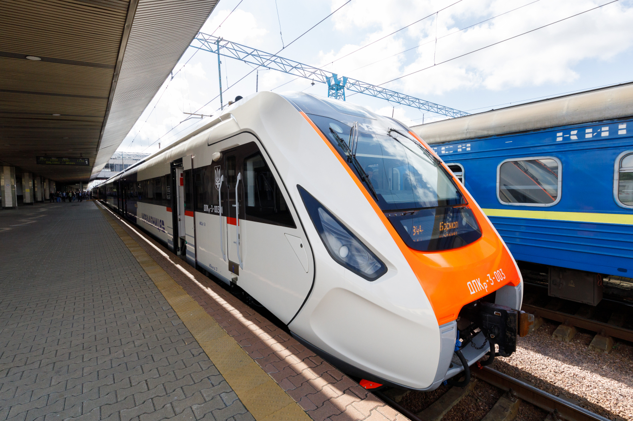 Укрзализныця показала обновленный подвижной состав: на чем теперь возят украинцев (фото)