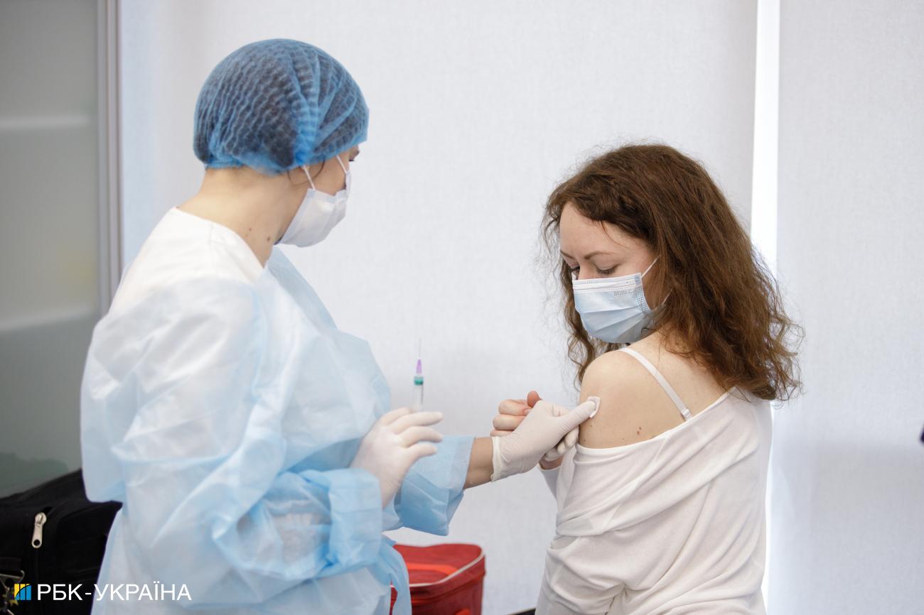 &quot;Купити ковід сертифікат&quot;. Як в Україні підробляють документи про вакцинацію