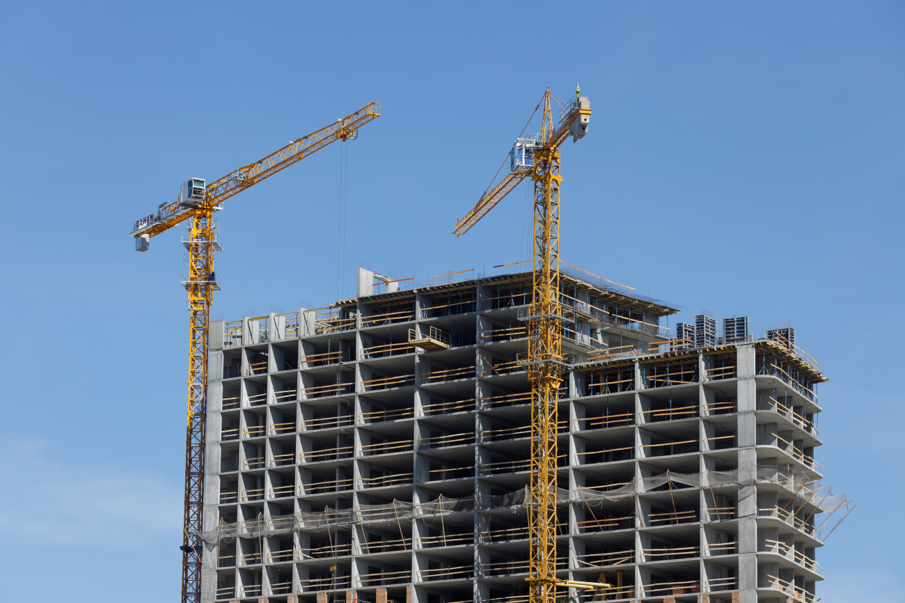 Предчувствие войны, дефицит парковок и секреты смарт-квартир: итоги недели на рынке недвижимости