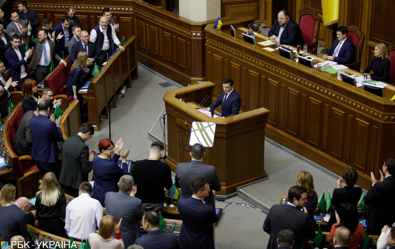 Свой парламент. Перенесут ли у Зеленского дату выборов в следующую Раду