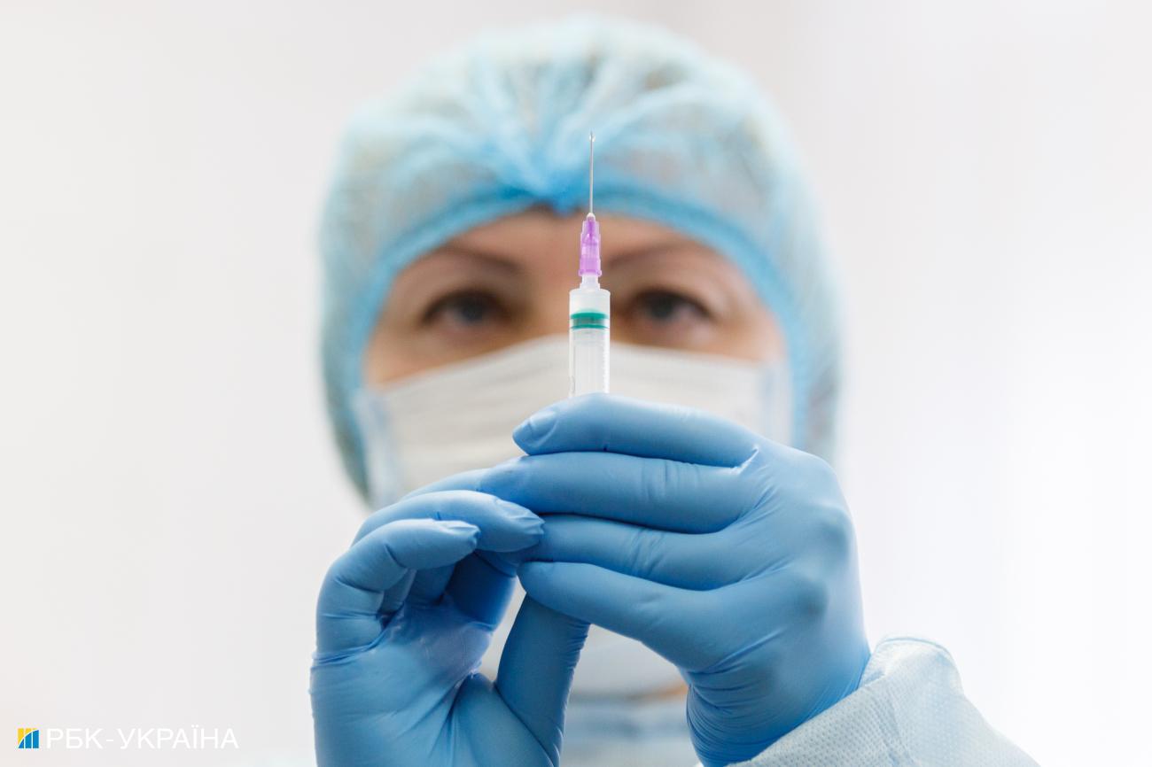 Ще по одній. Навіщо в Україні та світі роблять бустерну дозу вакцини від COVID