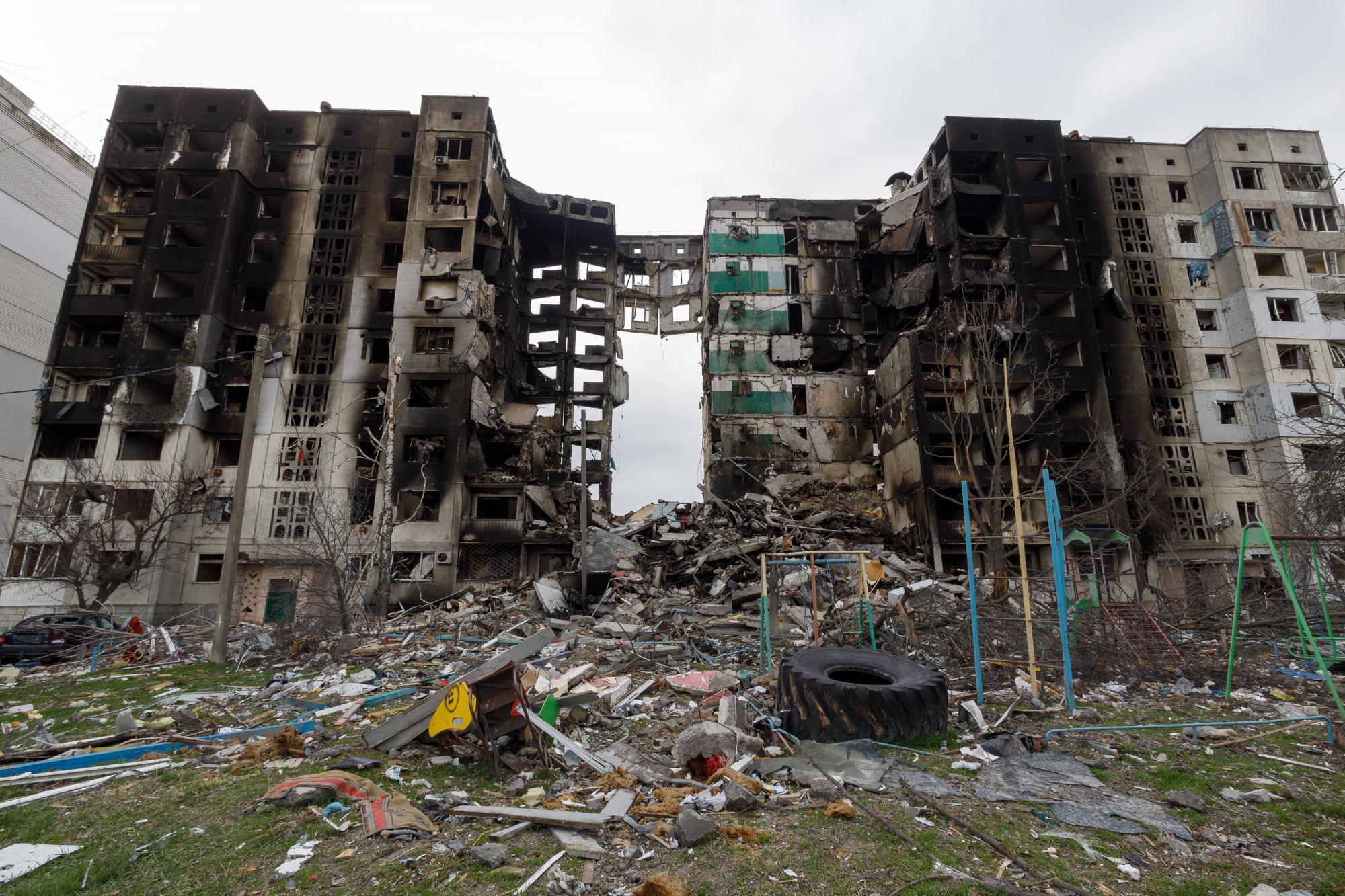 Днепр сегодня и Бородянка почти год назад: преступления государства-террориста на двух фото