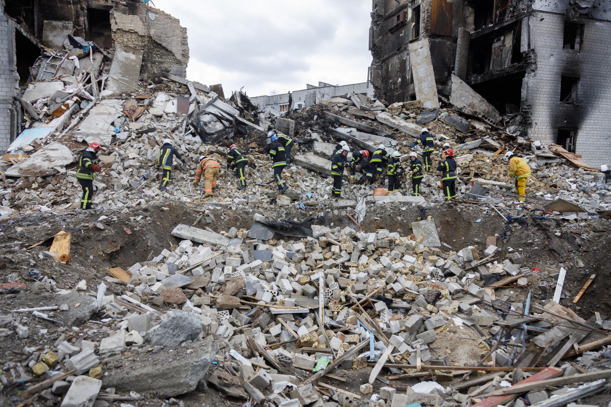 Днепр сегодня и Бородянка почти год назад: преступления государства-террориста на двух фото