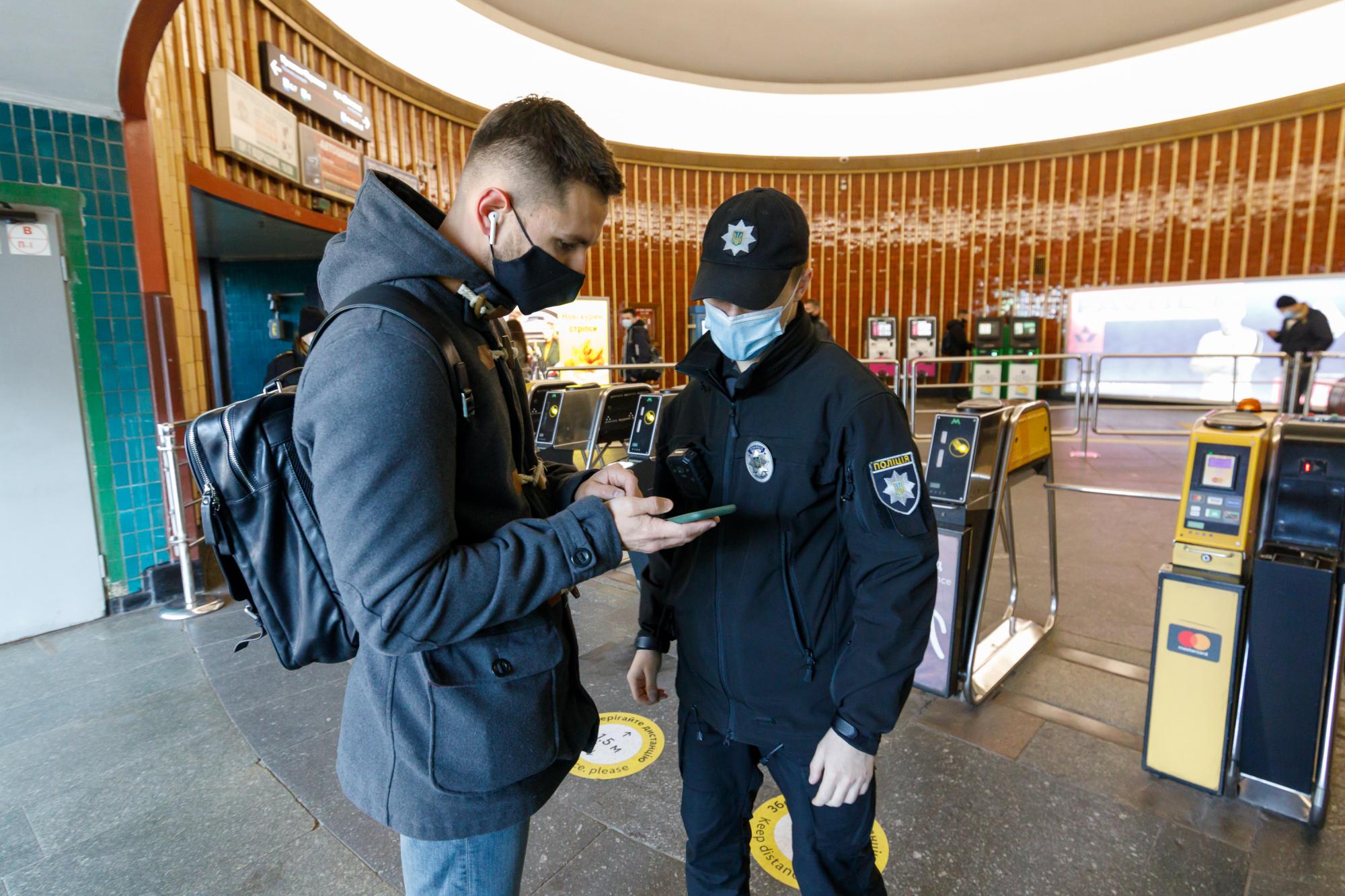 Чи можуть скасувати комендантську годину в новорічну ніч: відповідь експерта