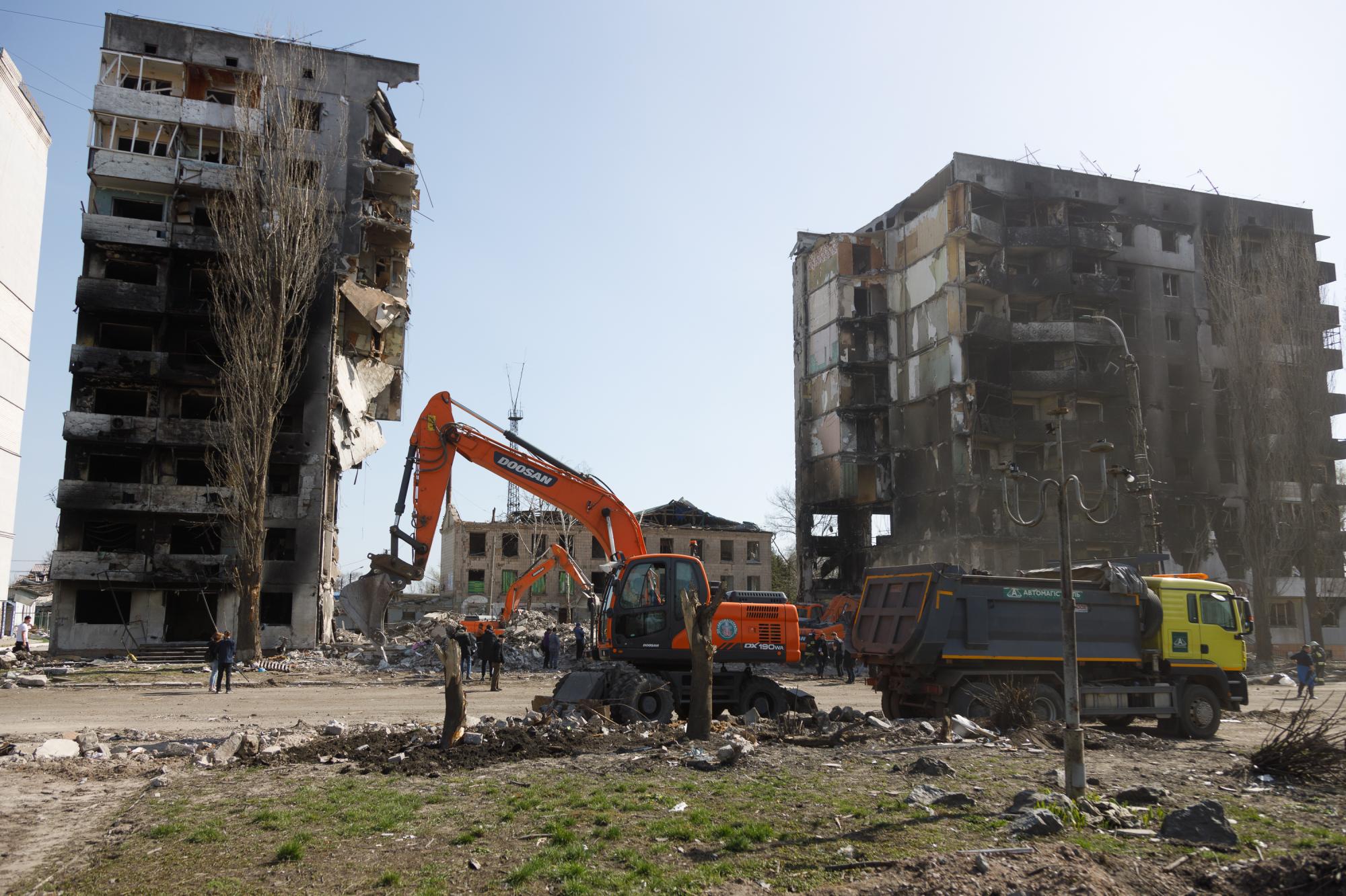 Днепр сегодня и Бородянка почти год назад: преступления государства-террориста на двух фото