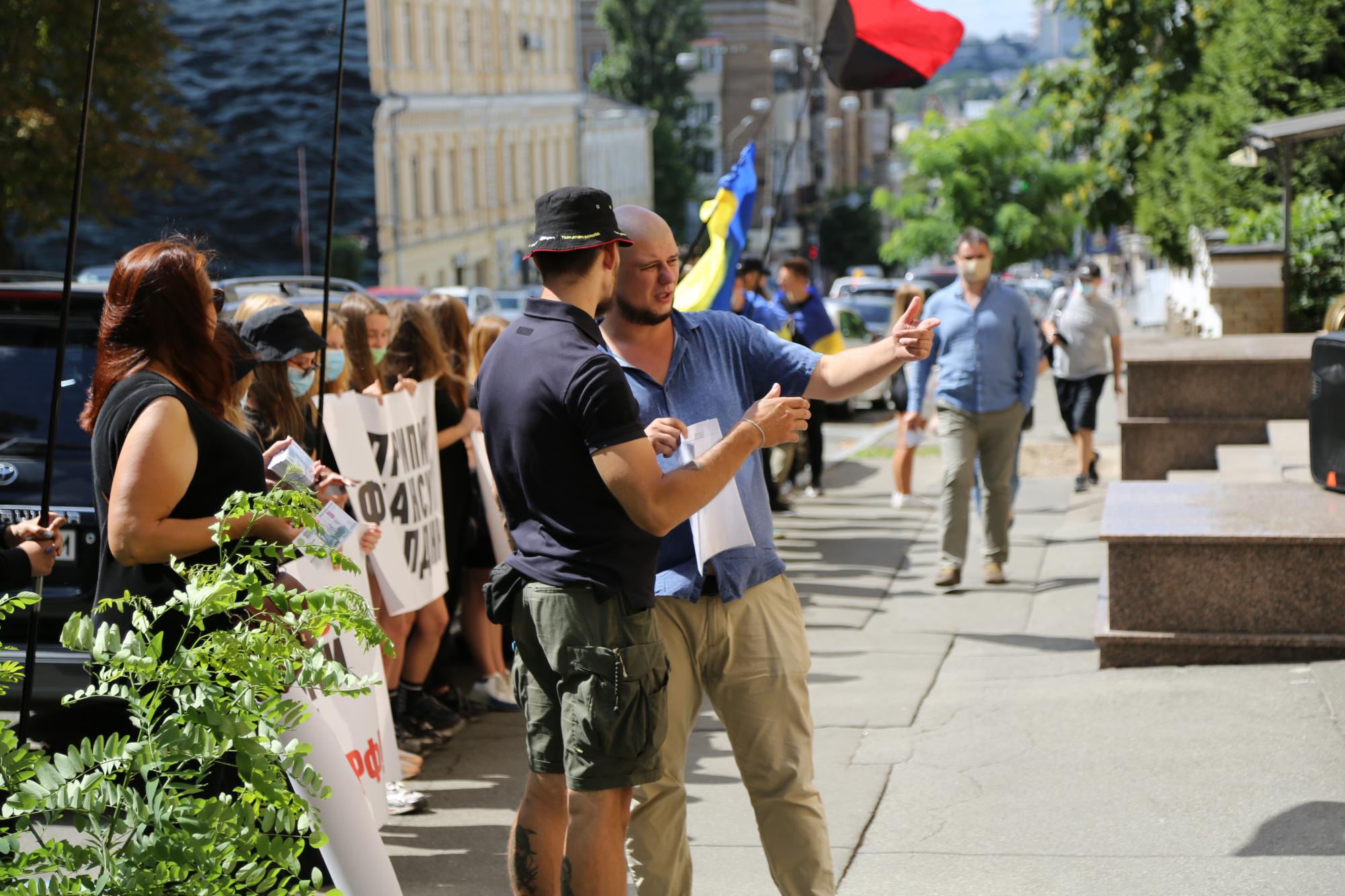 В Киеве продолжаются акции протеста из-за работы Globalmoney: что известно