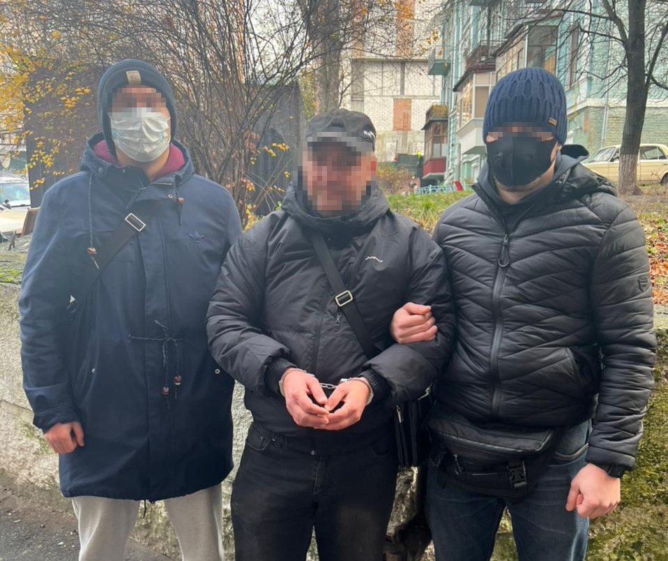 Обманул пенсионеров на 100 тысяч гривен: в Киеве задержали мошенника