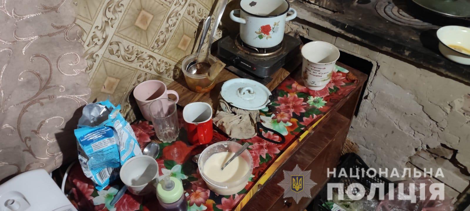 В запрещенном месте перебегала дорогу и упала на тротуаре: в Харькове у горе-матери забрали ребенка