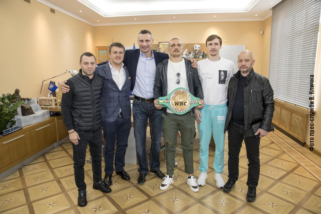 Кличко поздравил Усика с победой и подарил ему чемпионский пояс WBC