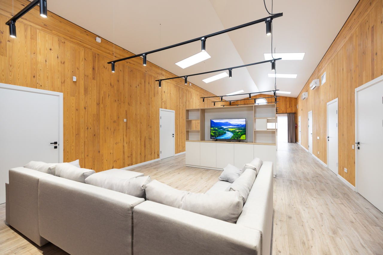 Олена Зеленська заселила багатодітну родину у новий будинок: &quot;Передала ключі&quot;