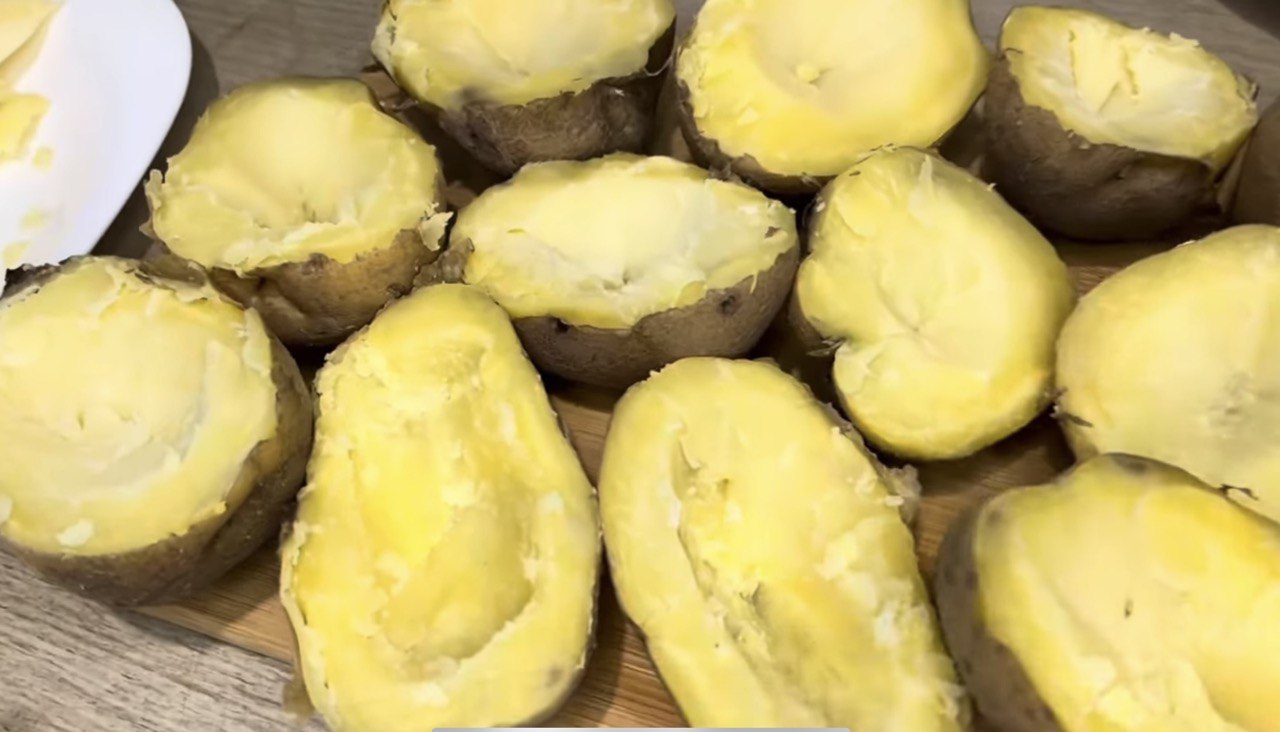 Как приготовить вкусные картофельные &quot;лодочки&quot; с грибами: простой пошаговый рецепт