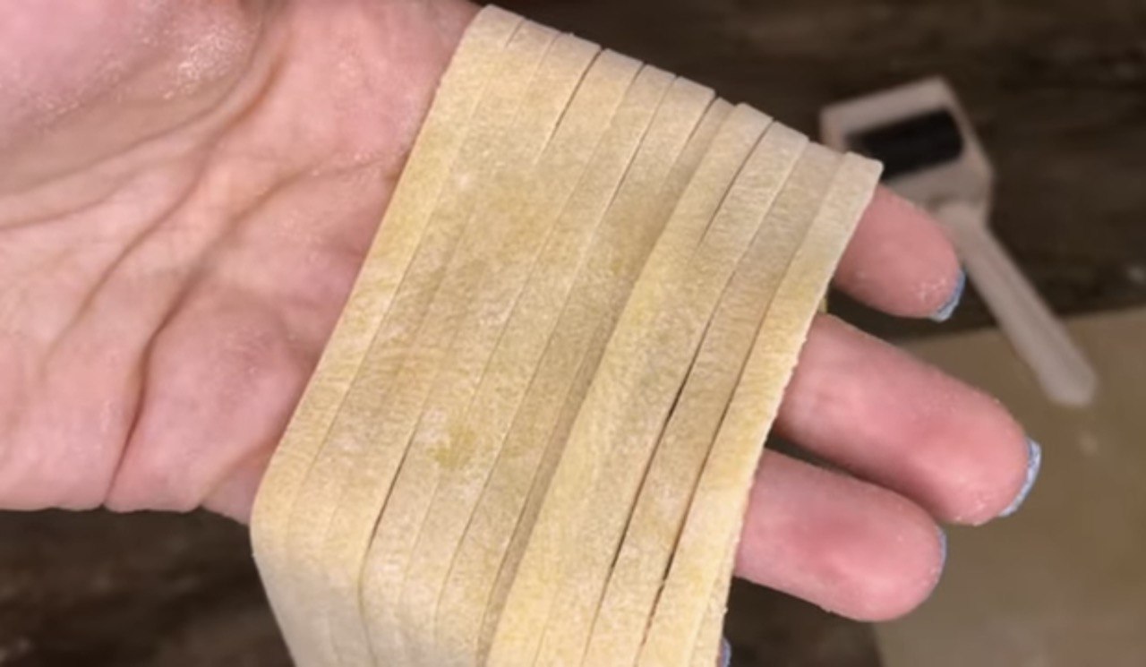 Рецепт приготовления вкусной домашней лапши: всего четыре ингредиента