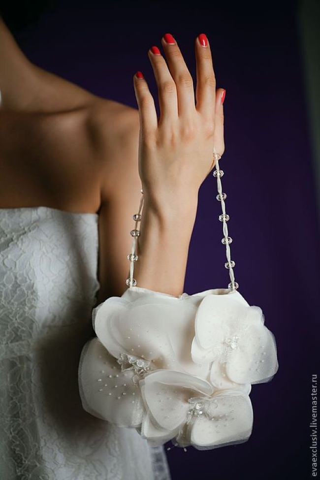 Как аккуратно и уместно добавить цветочные аксессуары в свой гардероб