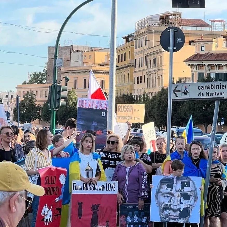 Ракетний терор РФ вивів на мітинги на підтримку України тисячі людей у різних країнах: фото і відео