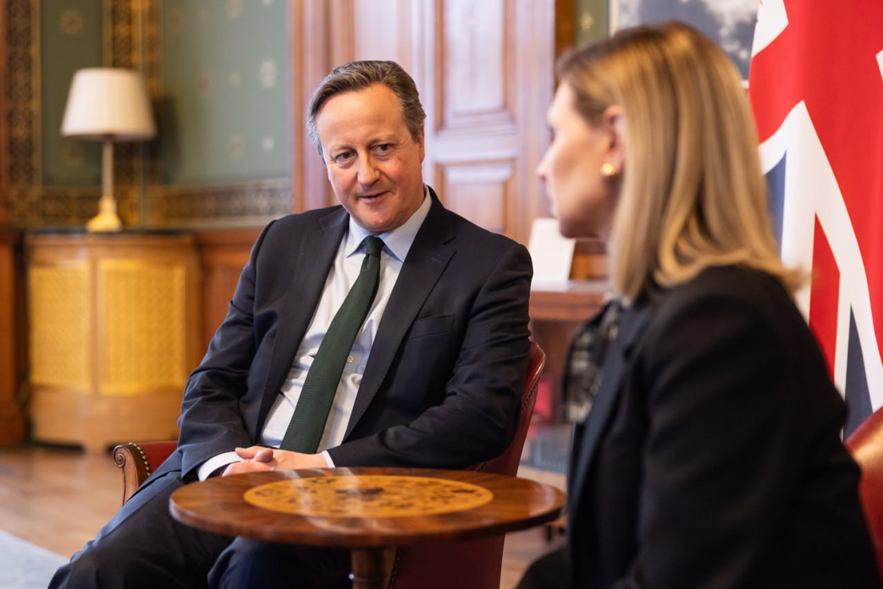 Елена Зеленская показала, как соединить трендовую рубашку в клетку с классическим костюмом (фото)