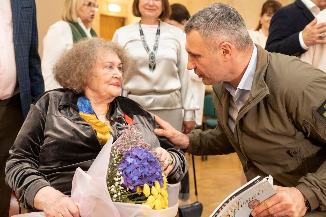 Як сьогодні виглядає 94-річна Ліна Костенко: дуже рідкісне фото