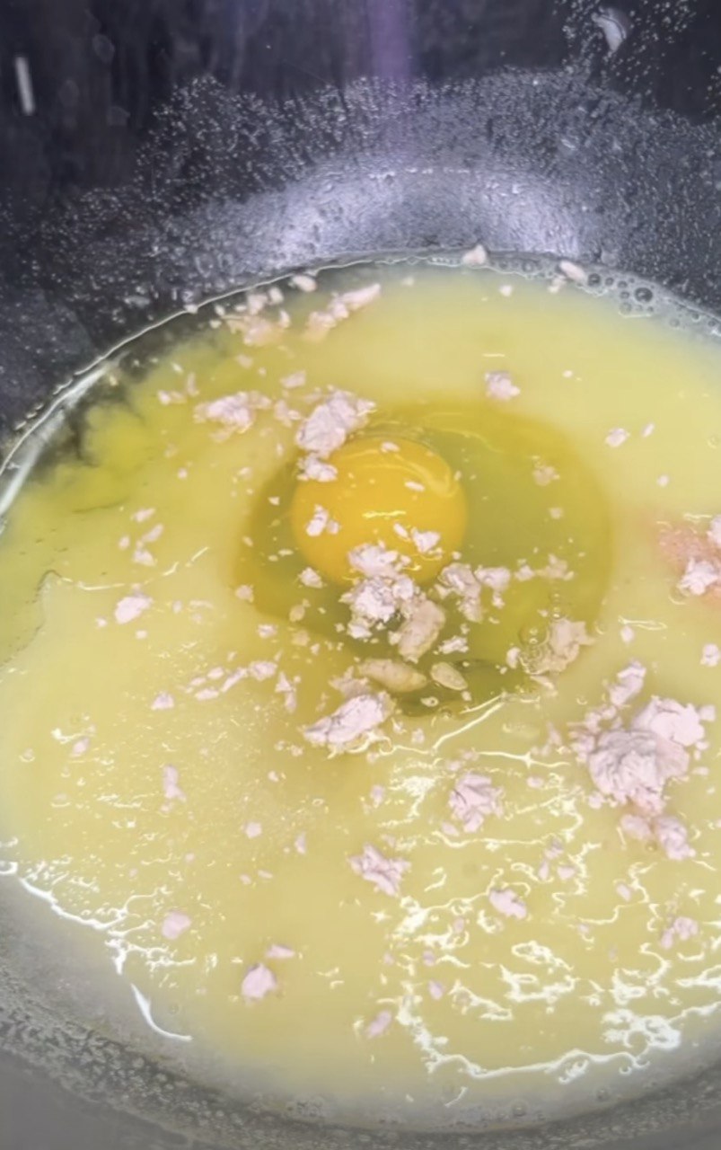 Будуть м'якими кілька днів: як приготувати картопляні булочки з соковитою начинкою