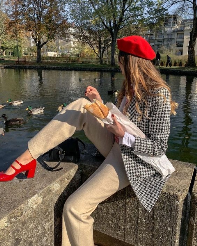 Стилистка сказала, как носить красную обувь весной 2024 года