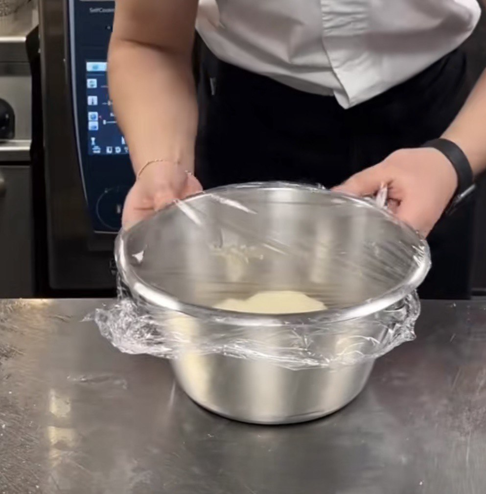 Як в ресторані та з &quot;правильними&quot; бортиками: рецепт домашньої піци від українського шеф-кухаря