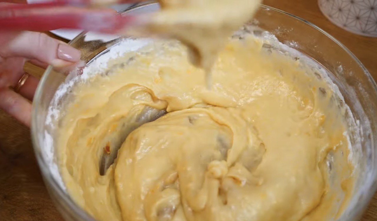 Без яєць та на мінеральній воді: рецепт незвичного заливного пирога з варенням