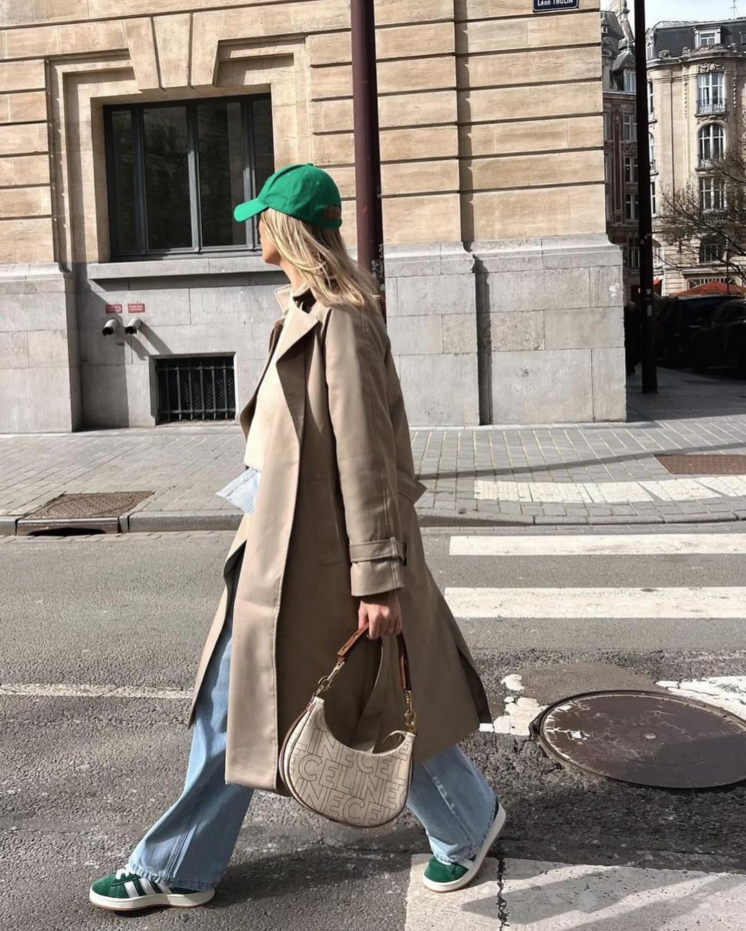 Не виходить з модного світу: стиліст показала, як носити популярну річ цієї весни