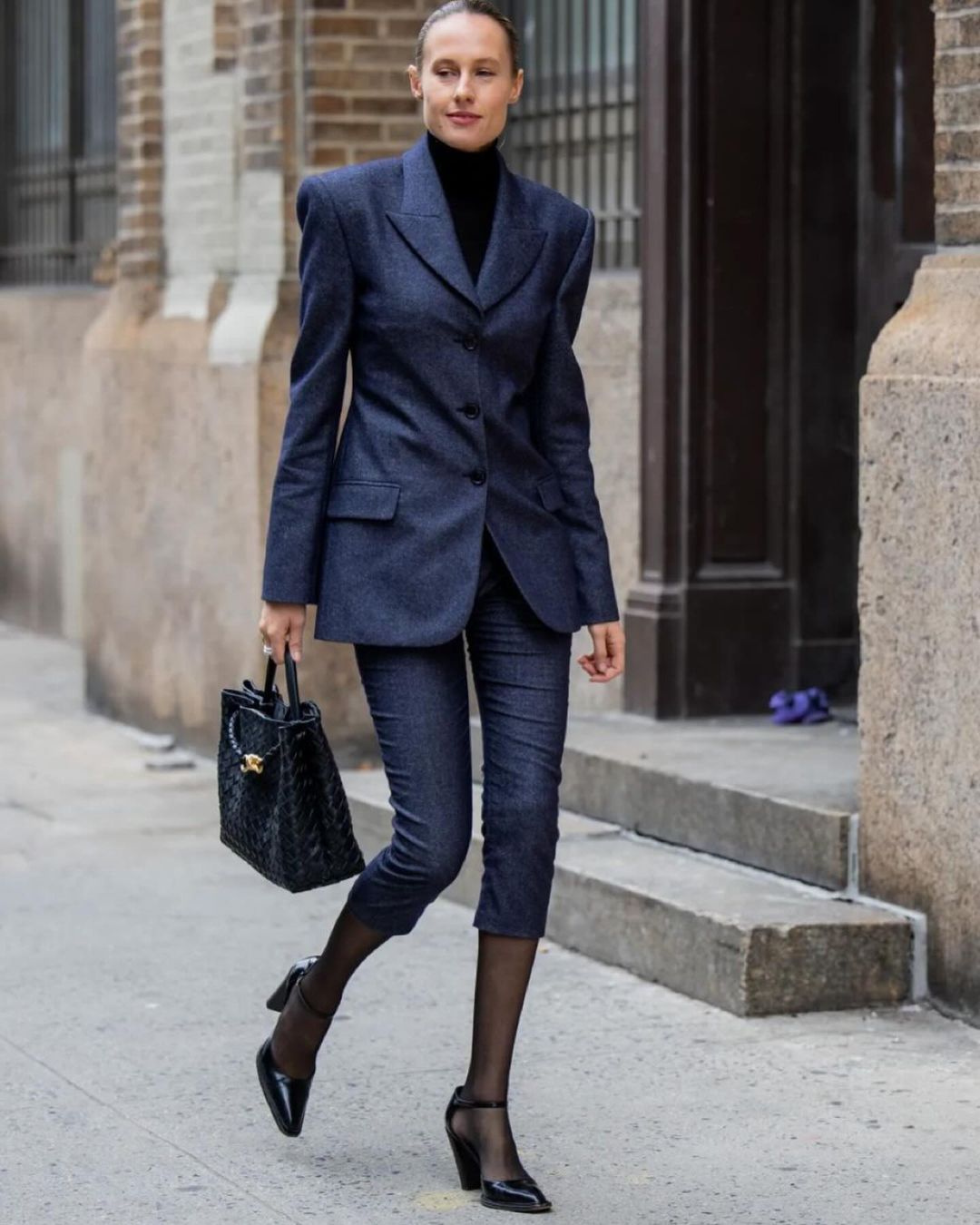 Повернулися в моду з 90-х: стиліст показала, як носити трендові штани