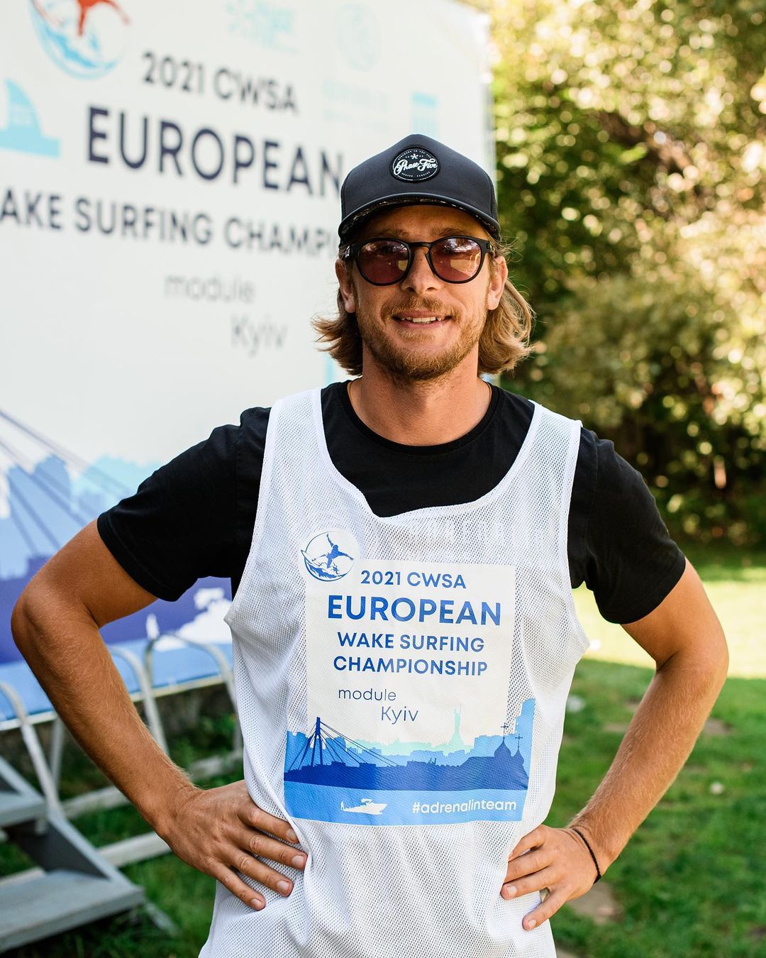 Спортсмен-серфінгіст: як виглядає рідний брат Каті Осадчої (фото)