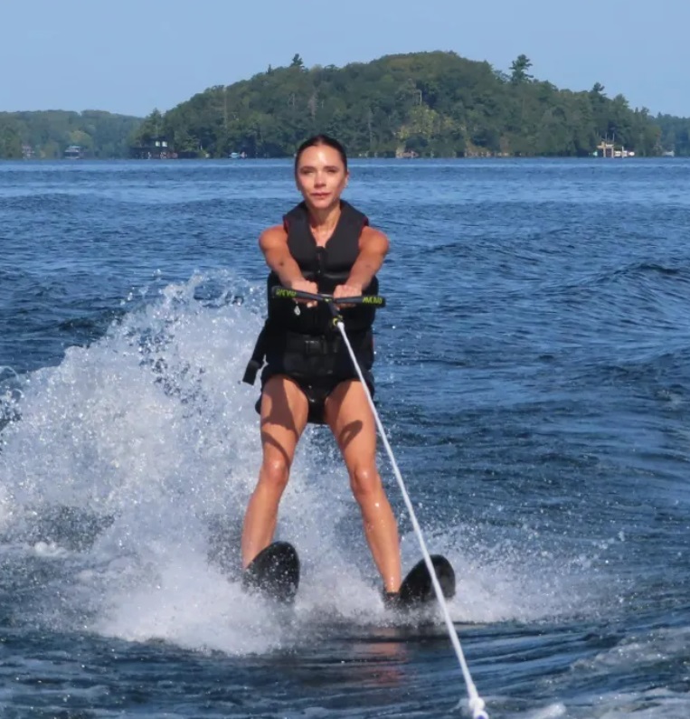 Виктория Бекхэм в свои 50 лет выглядит просто топ! В чем секрет молодости звезды