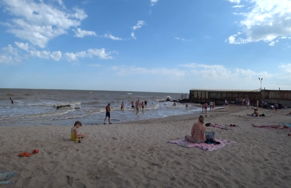 Окупанти зазивають на курорти біля зруйнованого Маріуполя (фото)