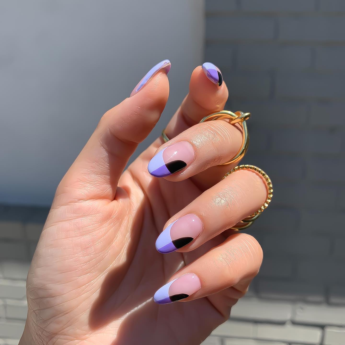 8 идей фиолетового французского маникюра: от блестящих кончиков до лавандовых акцентов