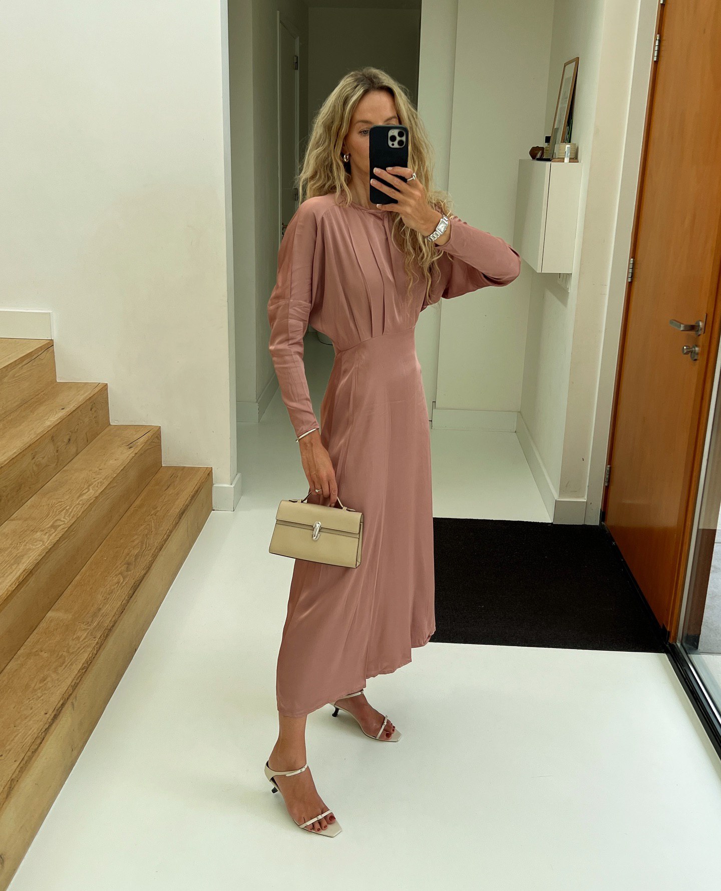 Джамала показала, як носити наймодніший відтінок сезону - пудрово-рожевий