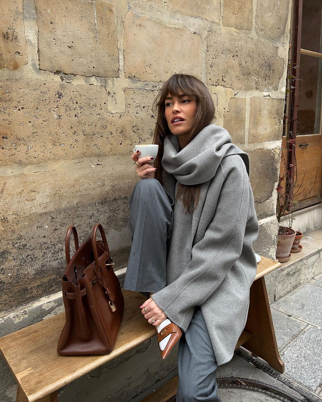 Какие женские брюки будут самыми модными зимой 2024-2025: фото трендовых образов