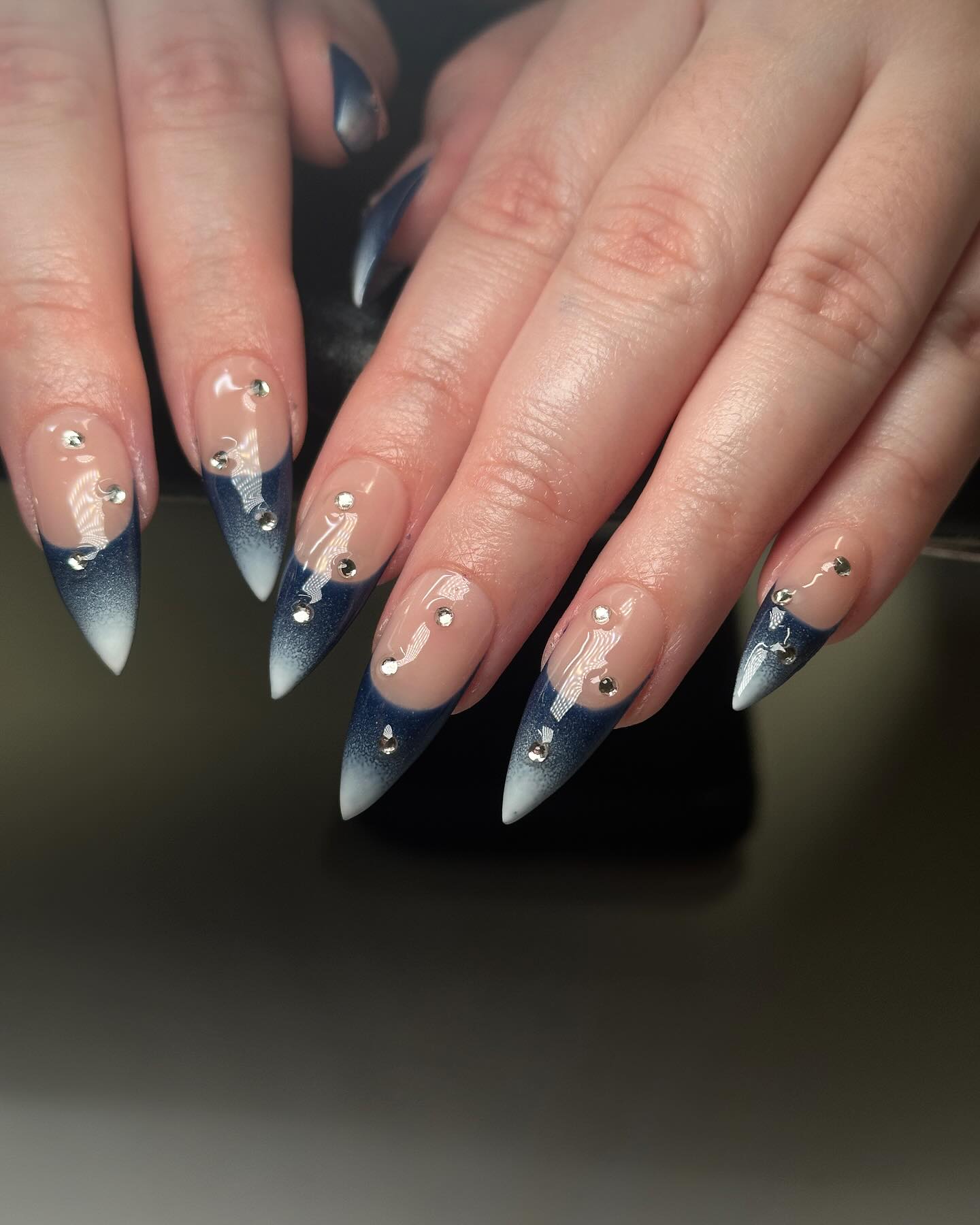 Новинки маникюра на осень: 7 идей трендового темно-синего &quot;френча&quot;